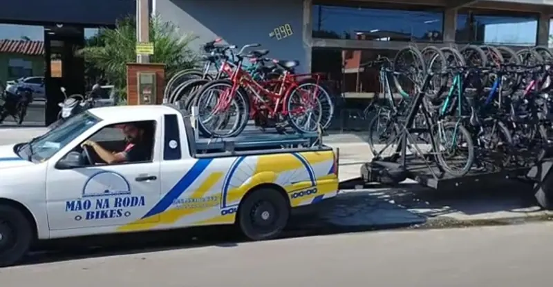 Caminhonete da Mão na Roda Bikes puxando um reboque carregado de bicicletas
