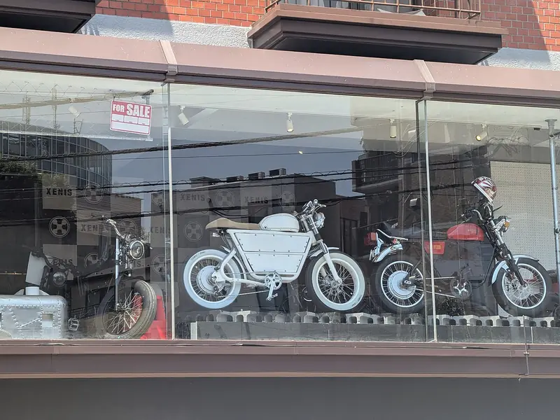 Motos e bicicletas elétricas expostas em vitrine de loja