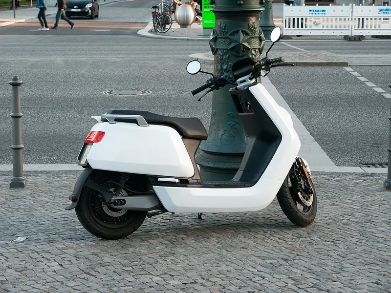 Scooter elétrica branca estacionada na rua